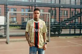 包含阿贾克斯客场擒下鹿特丹斯巴达继续荷甲榜首的词条