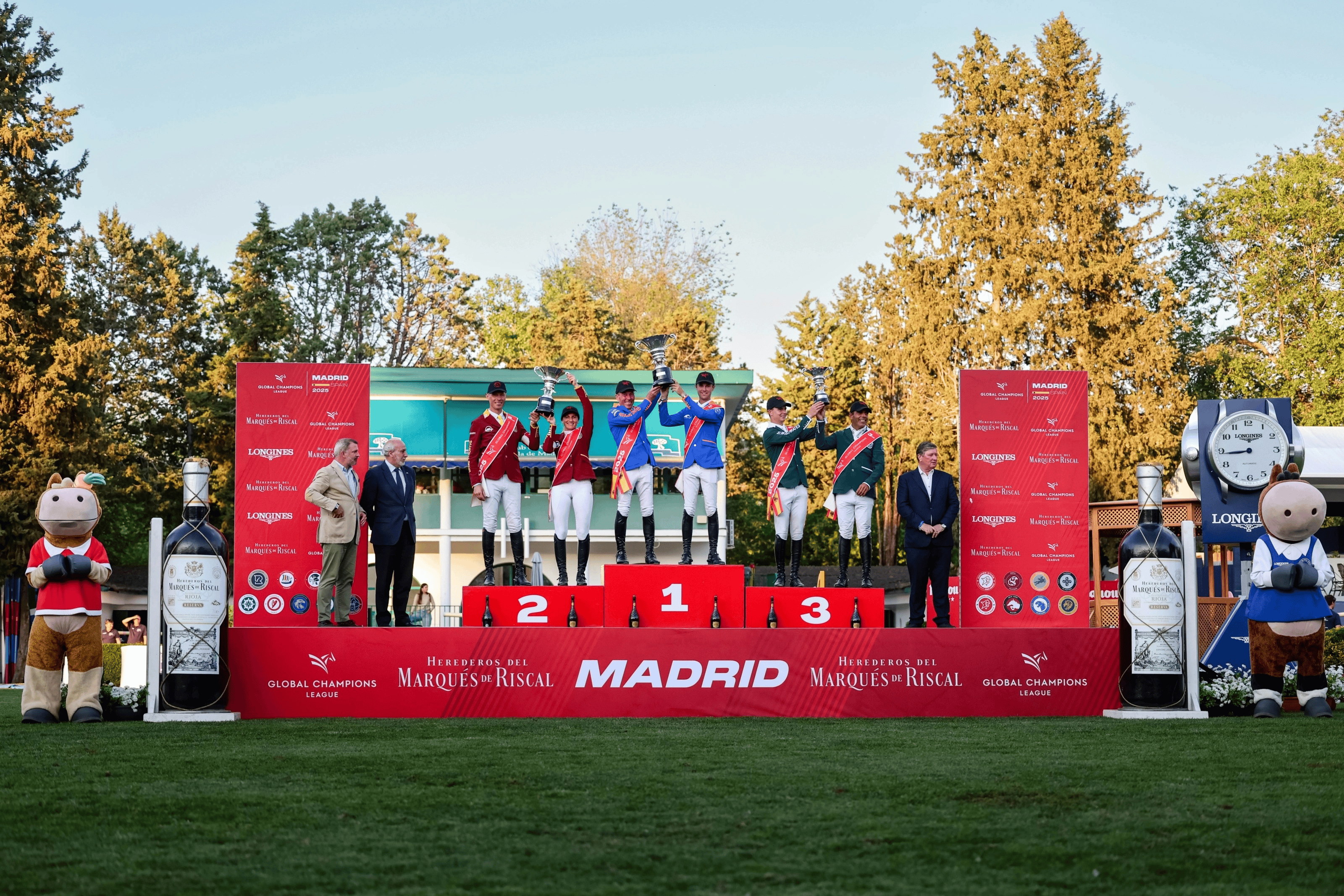 马德里竞技主场大胜稳固榜首位置 马德里竞技主场大胜稳固榜首位置