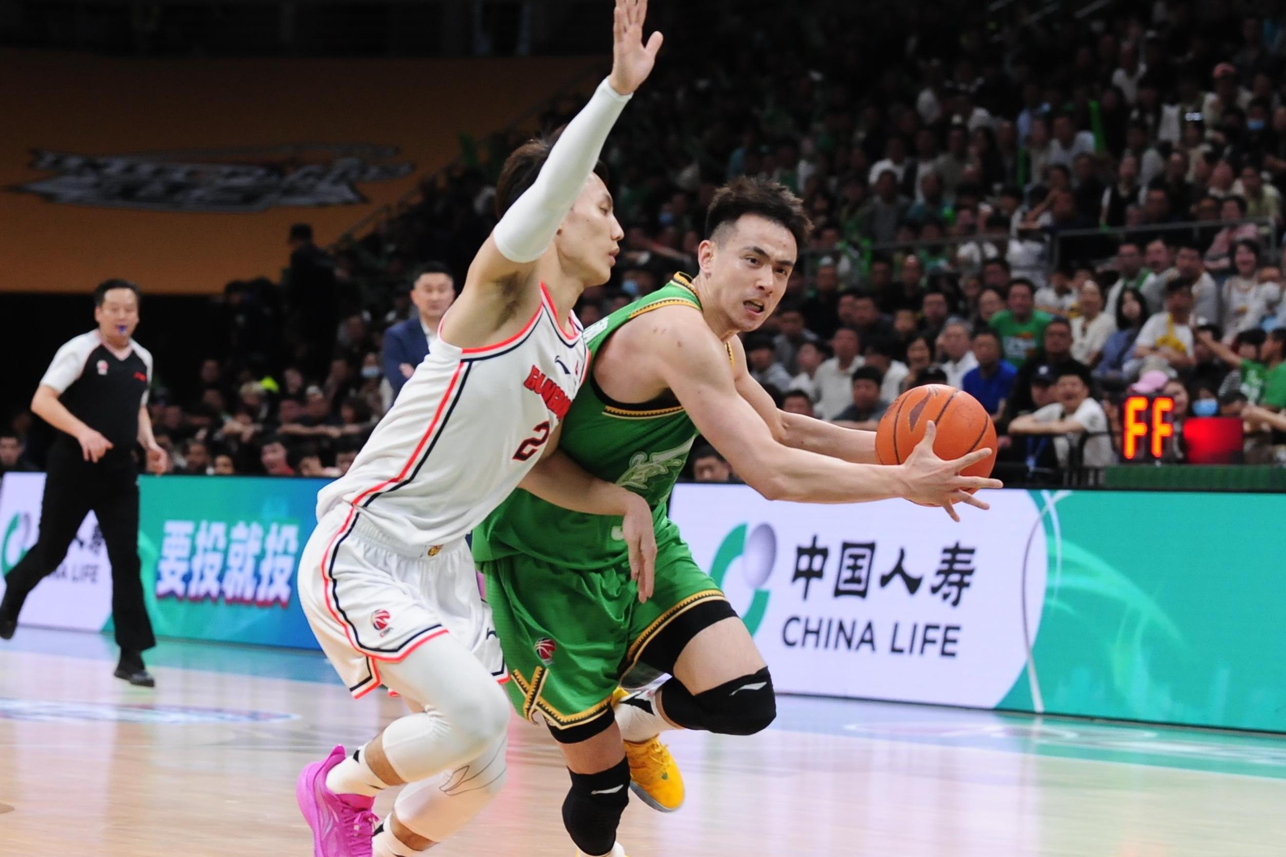 劲旅球员受伤,球队备战冠军战役(这是两支老牌劲旅,为争夺一年一度的联赛桂冠) 劲旅球员受伤,球队备战冠军战役(这是两支老牌劲旅,为争夺一年一度的联赛桂冠)